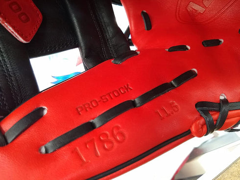 WILSON A2000 Baseball RHT Infield Glove Series - Exclusive Edition (11.5 Inches, Red/Black)
